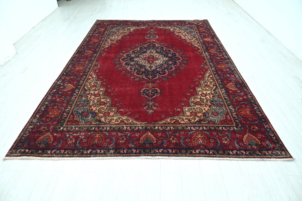 red Large rug 7' 7" x 10' 9"