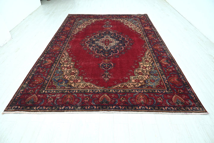 red Large rug 7' 7" x 10' 9"