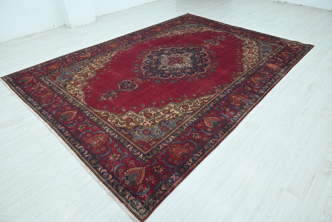 red Large rug 7' 7" x 10' 9"