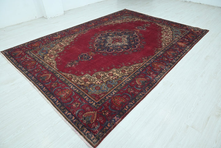 red Large rug 7' 7" x 10' 9"