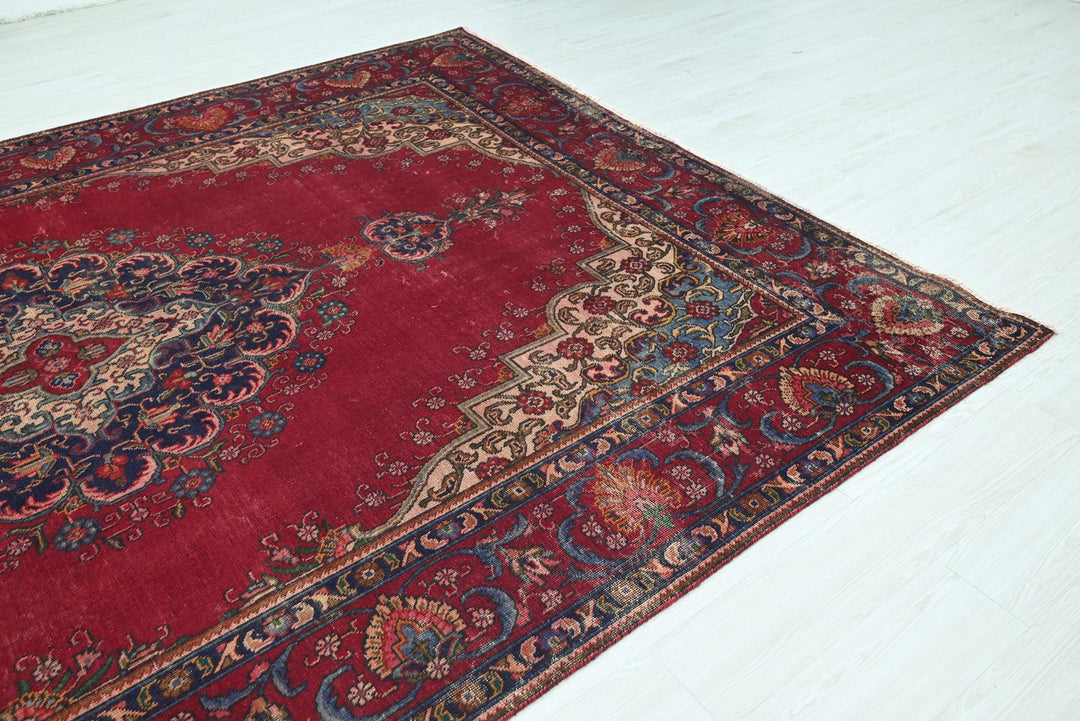red Large rug 7' 7" x 10' 9"
