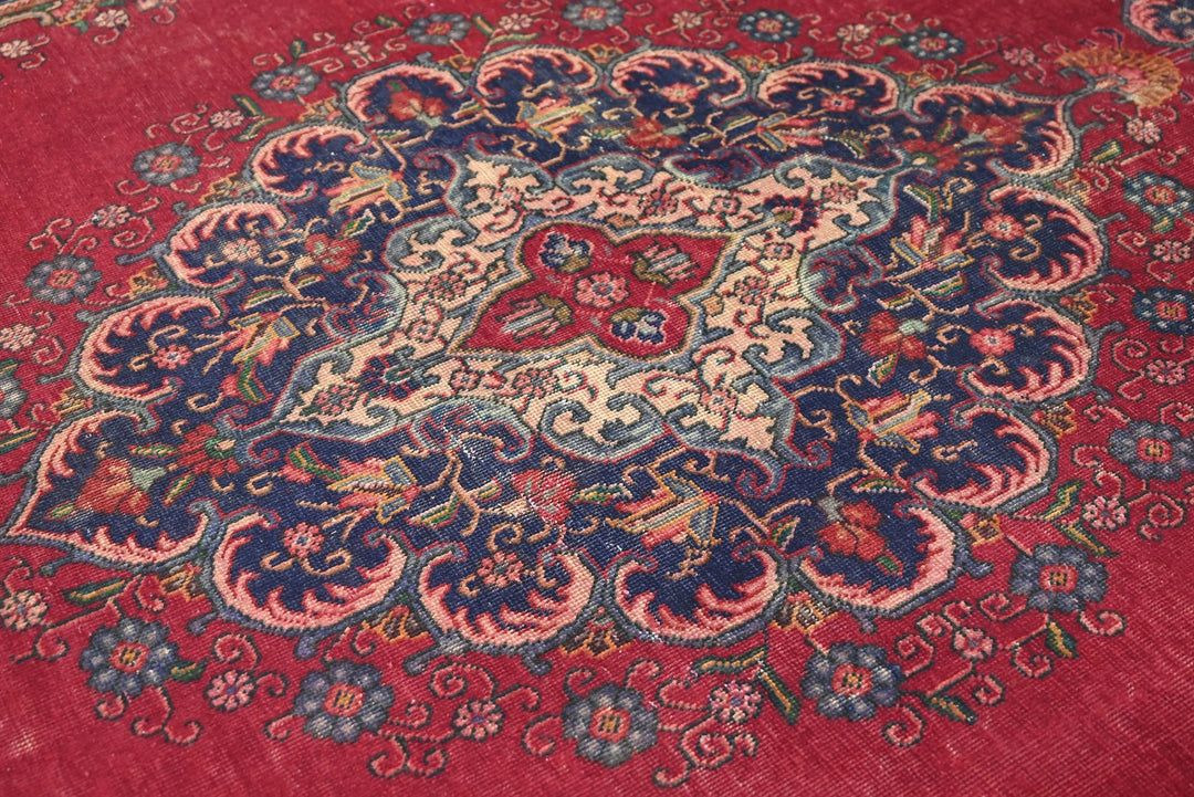 red Large rug 7' 7" x 10' 9"