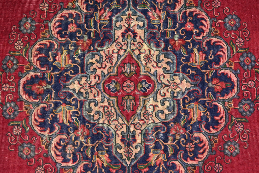 red Large rug 7' 7" x 10' 9"