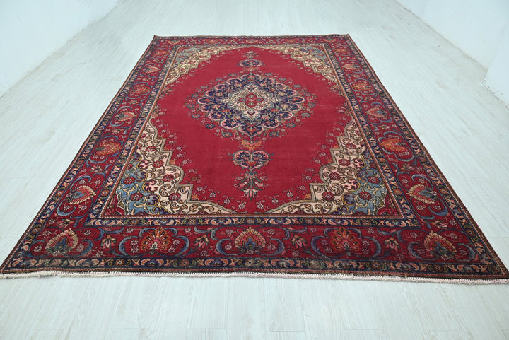 red Large rug 7' 7" x 10' 9"