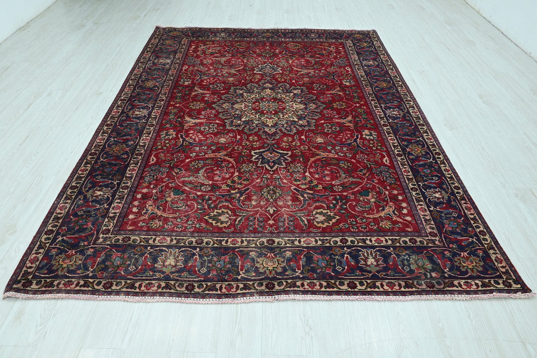 red Large rug 6' 7" x 9' 4"