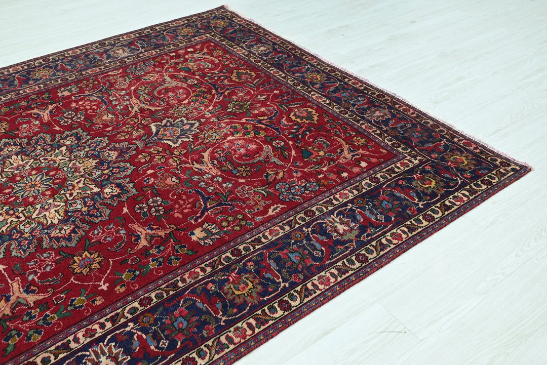 red Large rug 6' 7" x 9' 4"