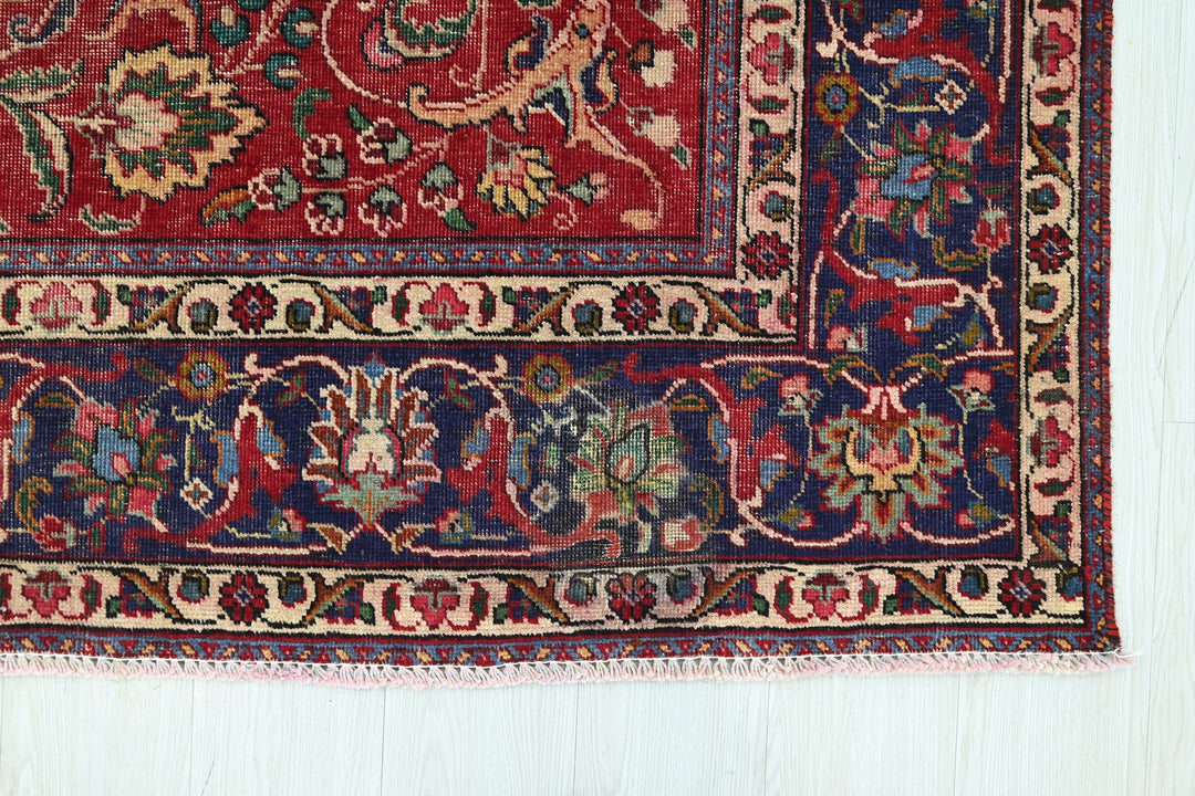 red Large rug 6' 7" x 9' 4"