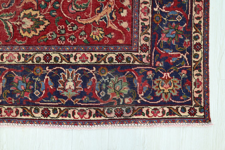 red Large rug 6' 7" x 9' 4"