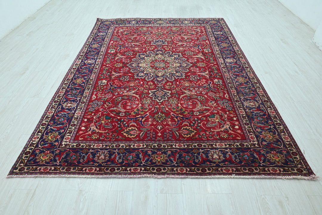 red Large rug 6' 7" x 9' 4"