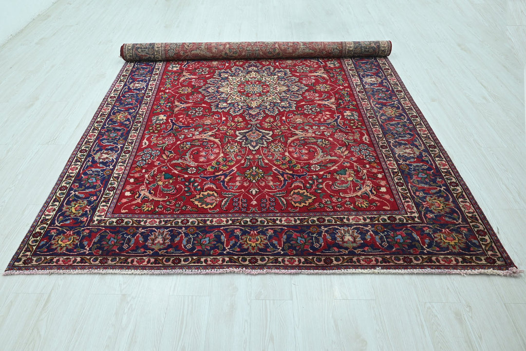 red Large rug 6' 7" x 9' 4"