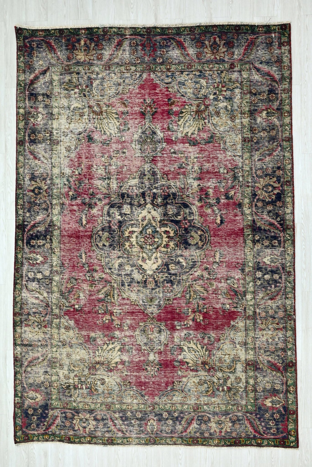 red Medium rug 6' 1" x 9' 3"