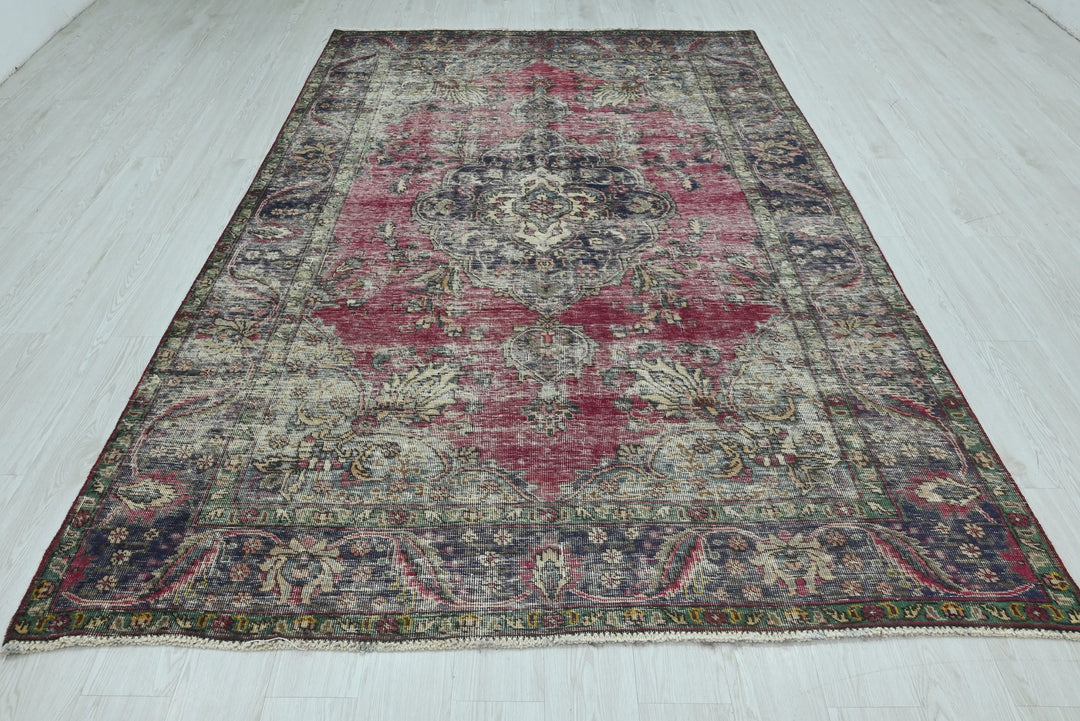 red Medium rug 6' 1" x 9' 3"