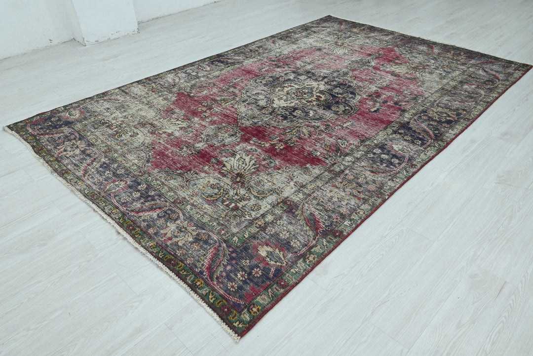red Medium rug 6' 1" x 9' 3"