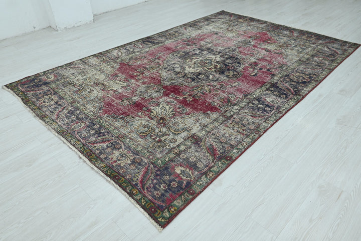 red Medium rug 6' 1" x 9' 3"