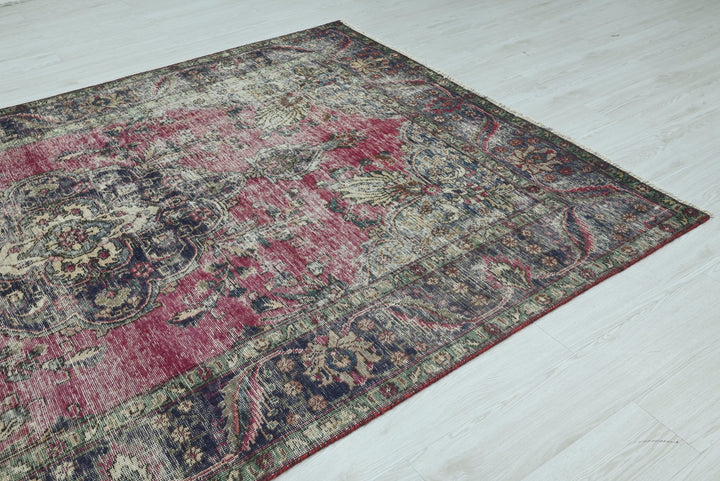 red Medium rug 6' 1" x 9' 3"