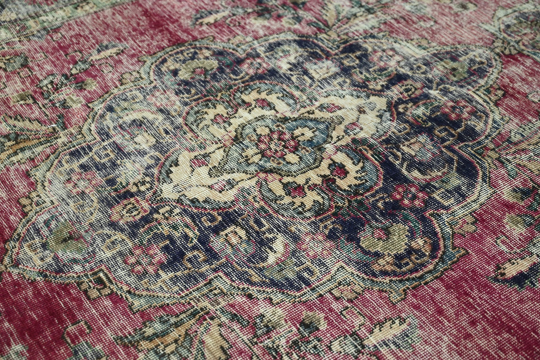 red Medium rug 6' 1" x 9' 3"