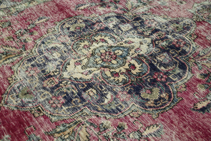 red Medium rug 6' 1" x 9' 3"