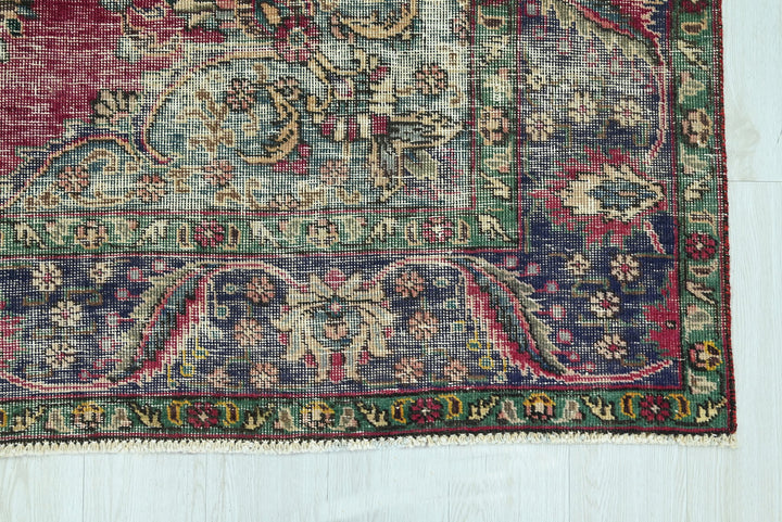 red Medium rug 6' 1" x 9' 3"