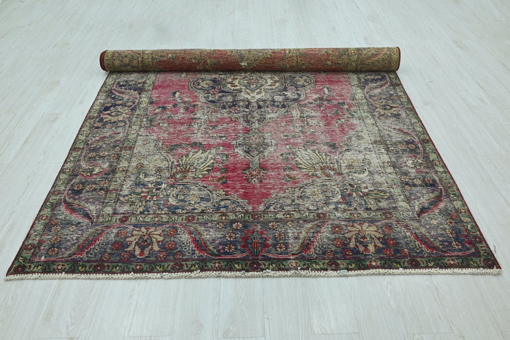 red Medium rug 6' 1" x 9' 3"