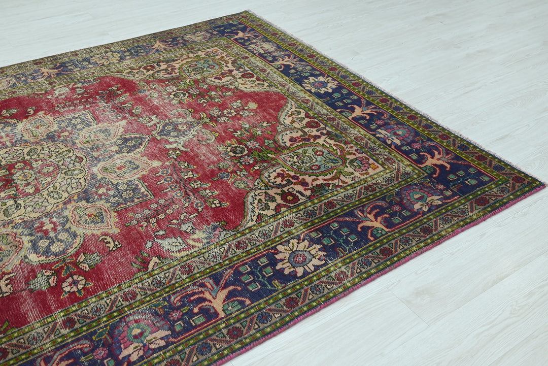 red Medium rug 6' 3" x 9' 4"