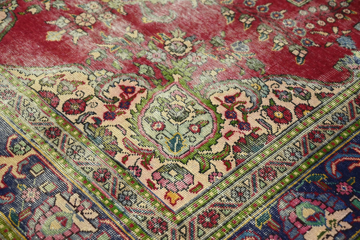 red Medium rug 6' 3" x 9' 4"
