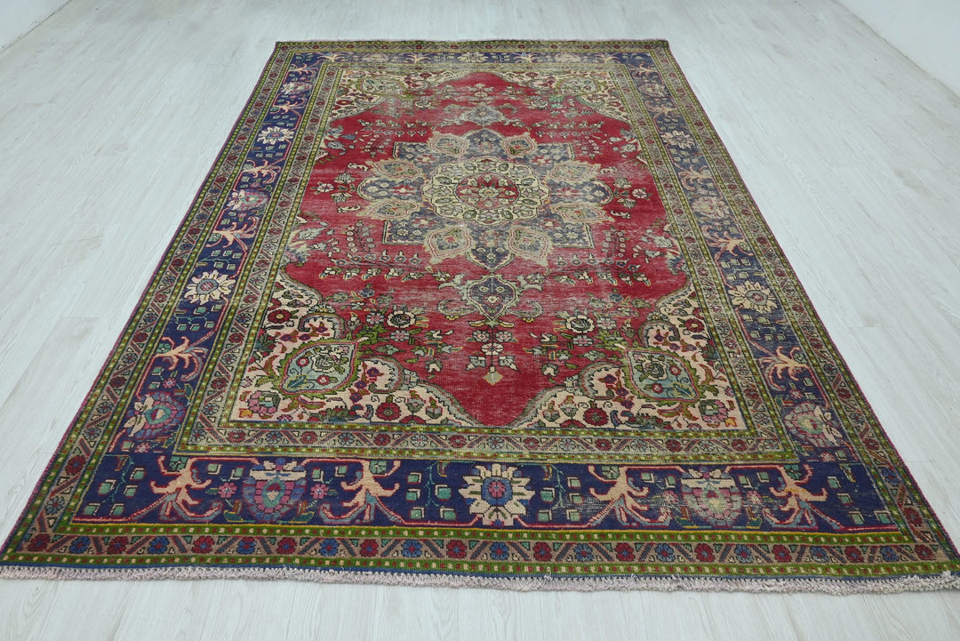 red Medium rug 6' 3" x 9' 4"