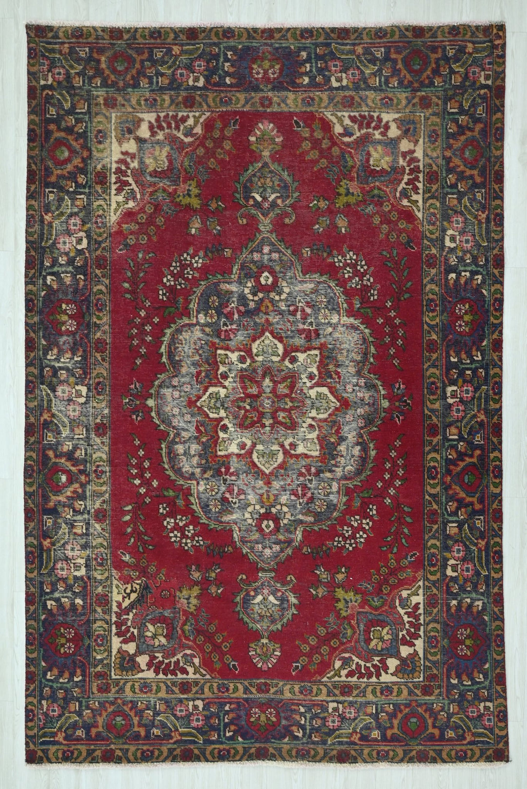 red Large rug 6' 6" x 9' 7"
