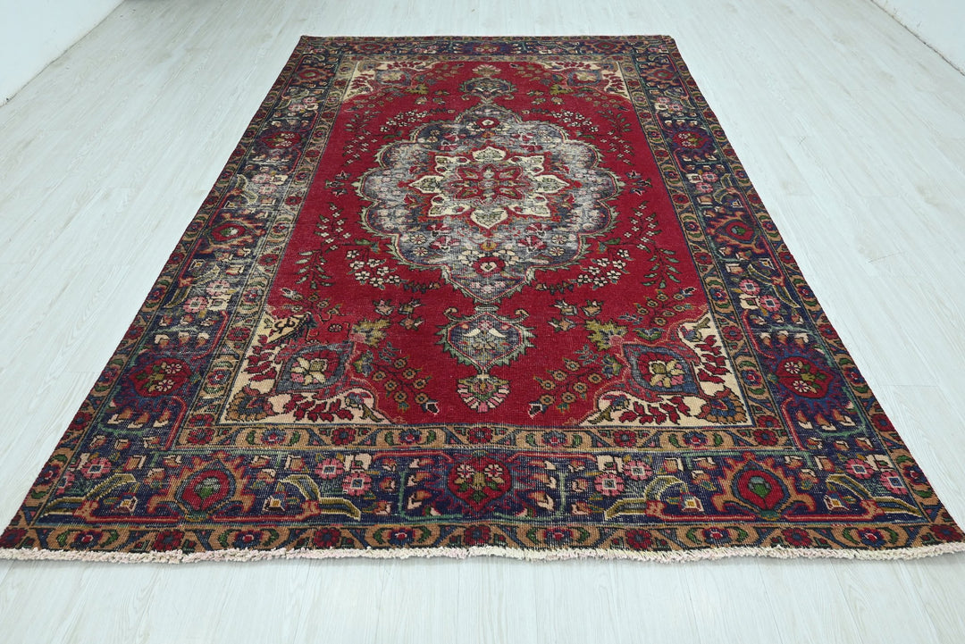 red Large rug 6' 6" x 9' 7"
