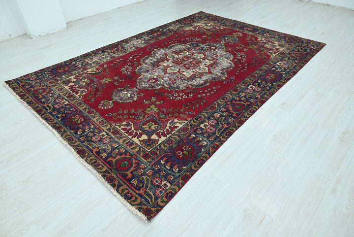 red Large rug 6' 6" x 9' 7"