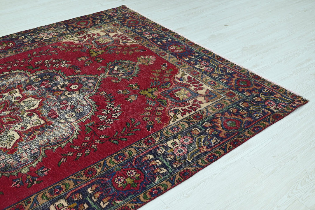 red Large rug 6' 6" x 9' 7"