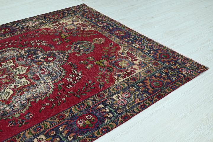 red Large rug 6' 6" x 9' 7"