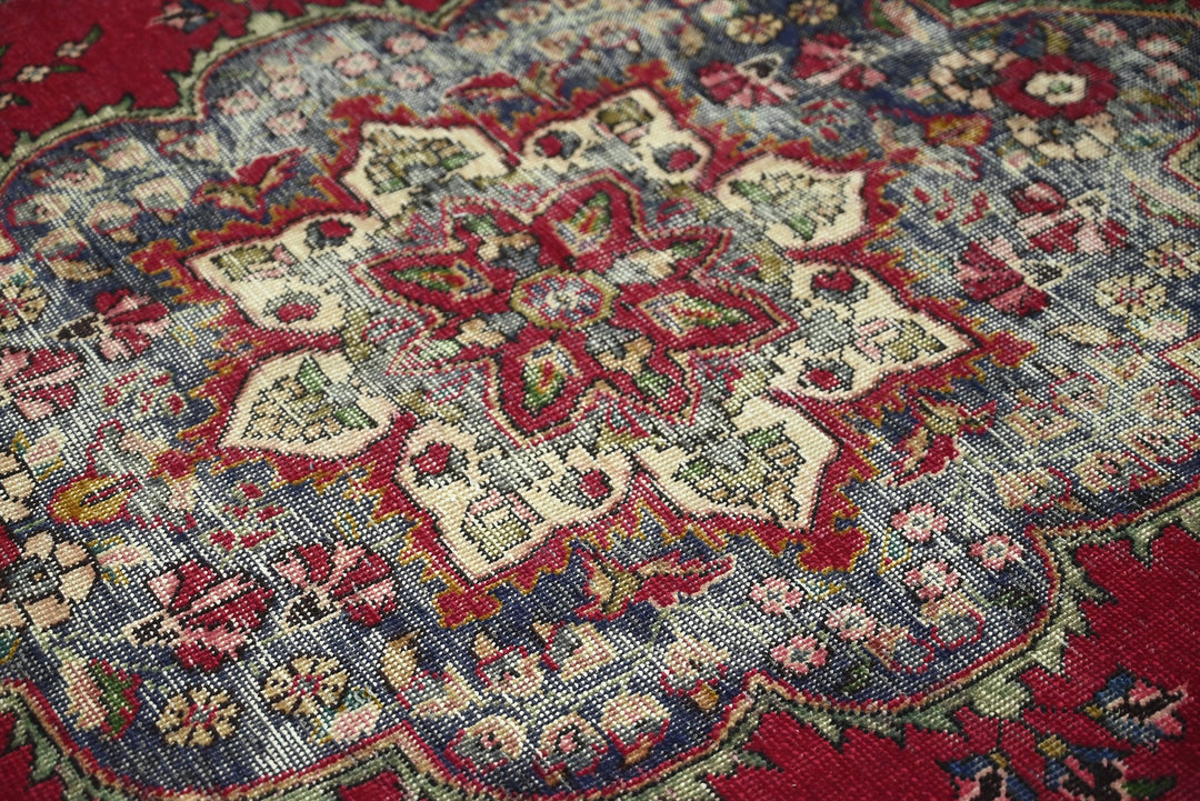 red Large rug 6' 6" x 9' 7"