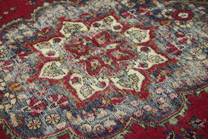 red Large rug 6' 6" x 9' 7"