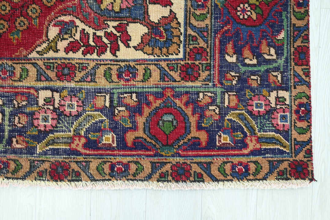 red Large rug 6' 6" x 9' 7"