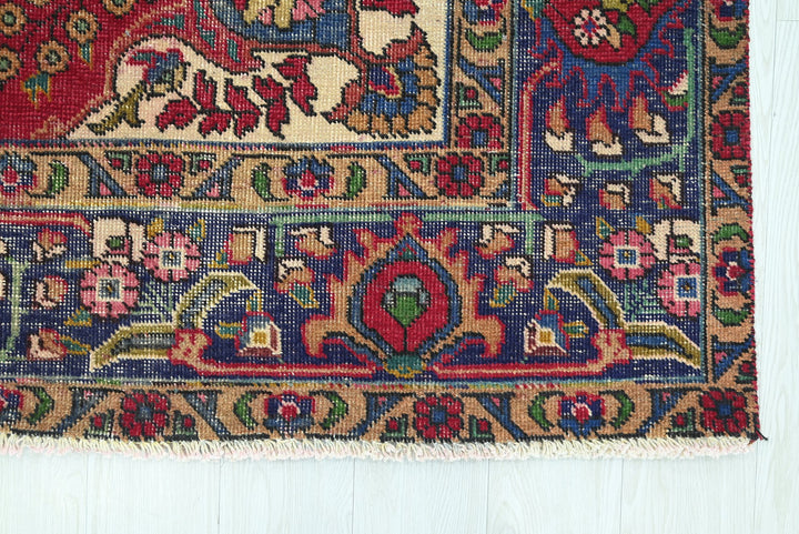 red Large rug 6' 6" x 9' 7"
