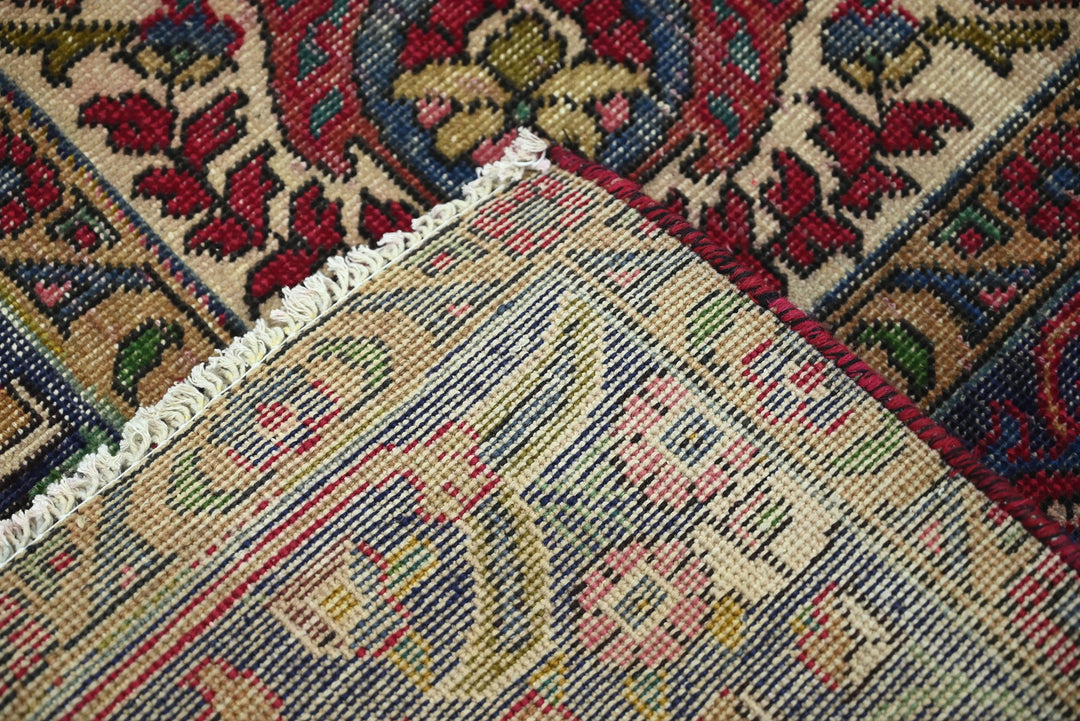 red Large rug 6' 6" x 9' 7"