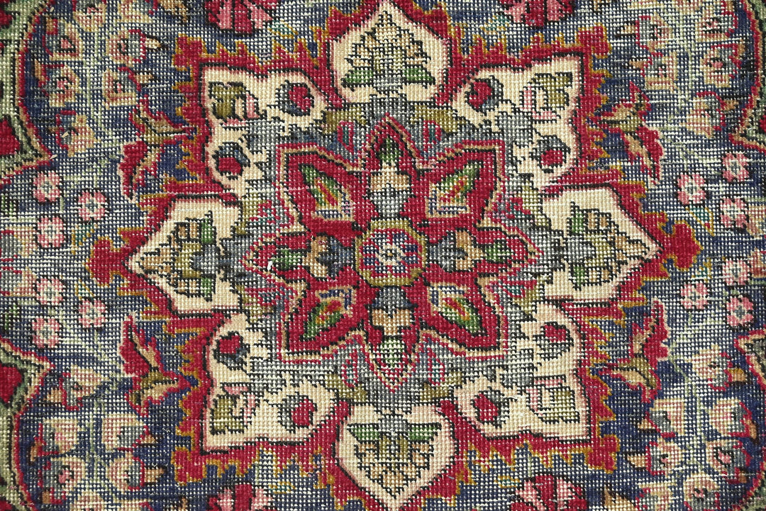 red Large rug 6' 6" x 9' 7"