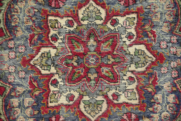 red Large rug 6' 6" x 9' 7"