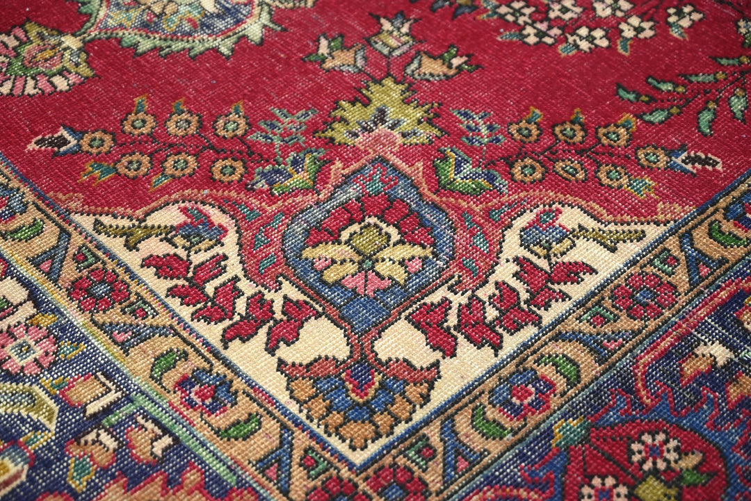 red Large rug 6' 6" x 9' 7"