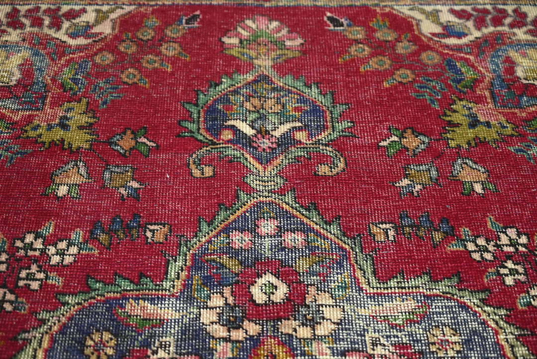red Large rug 6' 6" x 9' 7"