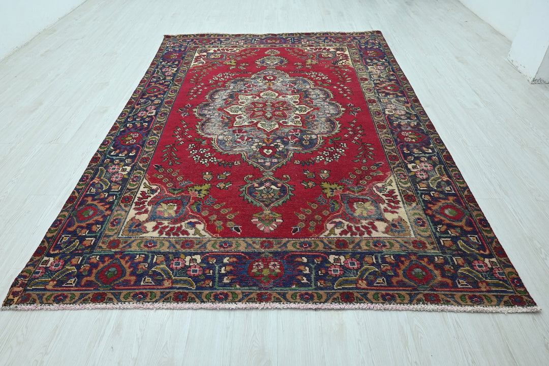 red Large rug 6' 6" x 9' 7"
