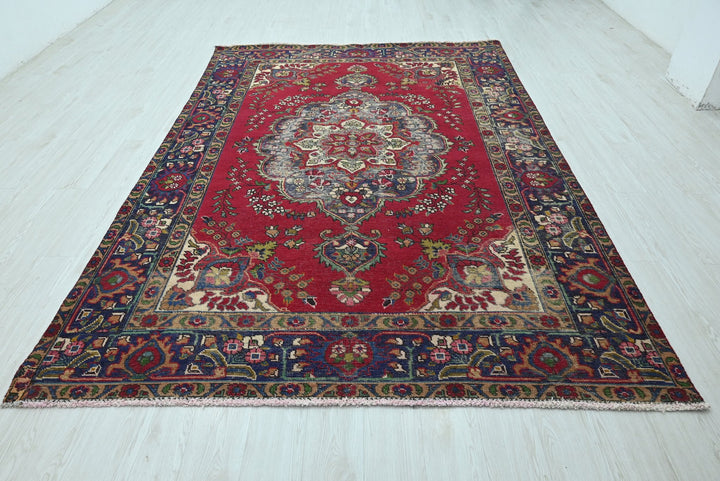 red Large rug 6' 6" x 9' 7"