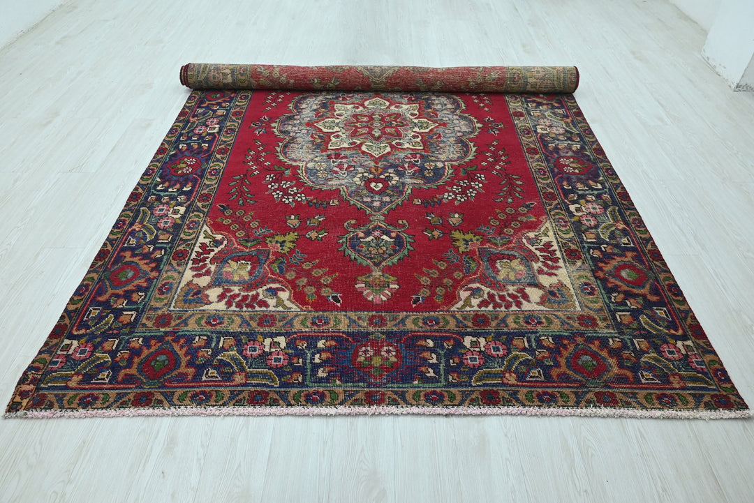 red Large rug 6' 6" x 9' 7"