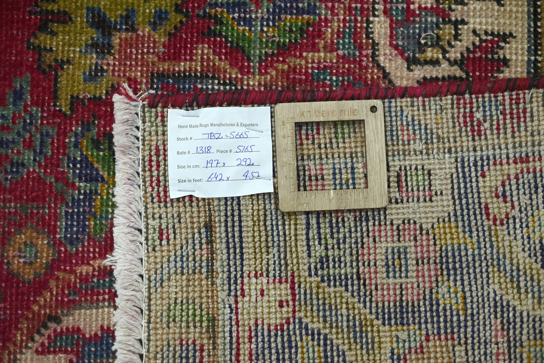 red Large rug 6' 6" x 9' 7"