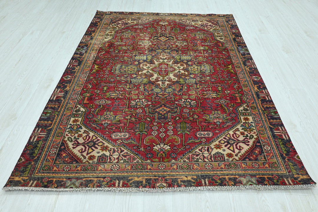 red Medium rug 5' 6" x 7' 7"