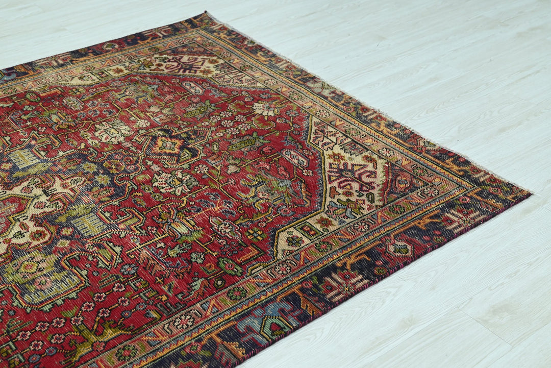 red Medium rug 5' 6" x 7' 7"