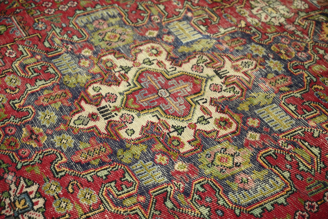red Medium rug 5' 6" x 7' 7"