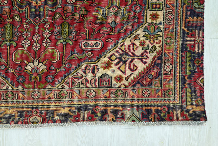 red Medium rug 5' 6" x 7' 7"