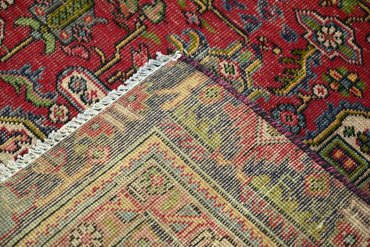 red Medium rug 5' 6" x 7' 7"