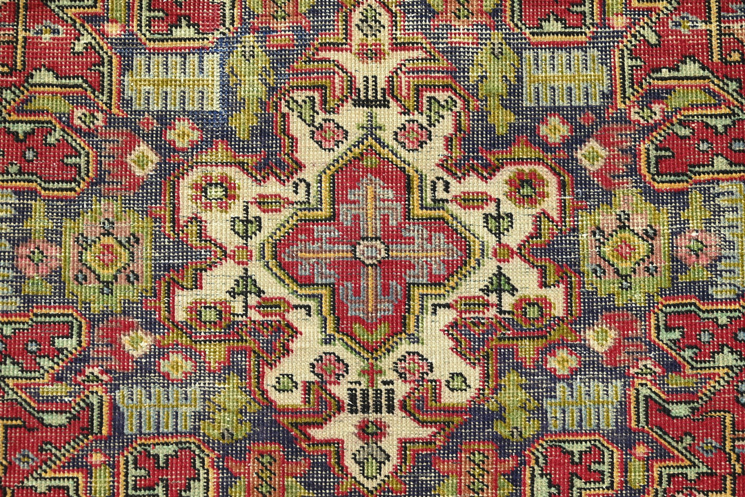 red Medium rug 5' 6" x 7' 7"